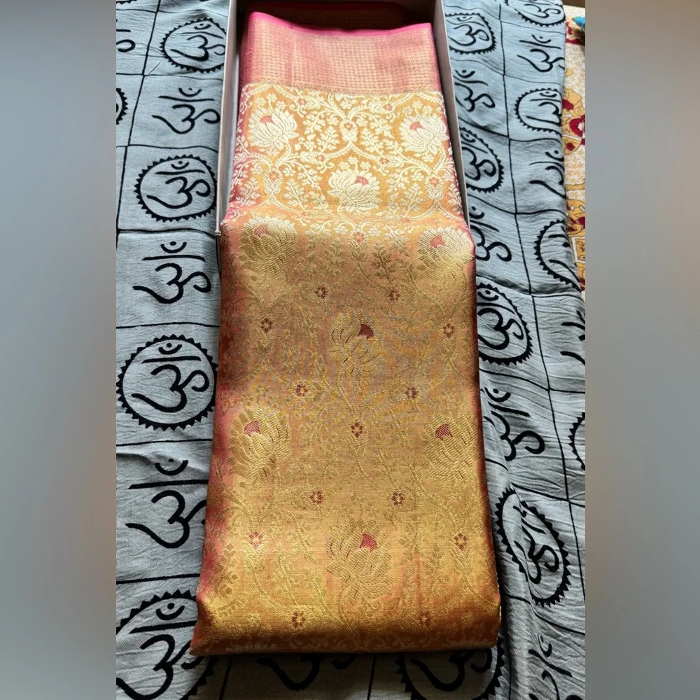 Stunning Pink/Peach and Gold Handwoven Kanjeevaram Silk and Pure Zari Saree - Picture 11 of 16